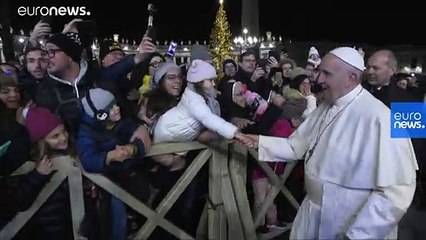 Video: Papst Franziskus schlägt aufdringliche Anhängerin auf die Hand