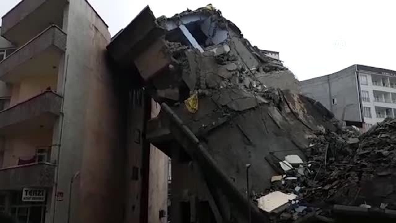 Yıkımı yapılan bina yan binanın üzerine devrildi (2)