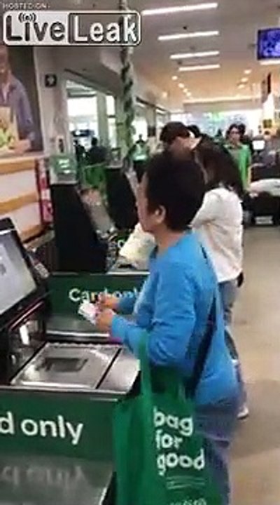 Ces chinois achètent des centaines de boites de lait en poudre pour envoyer en chine !