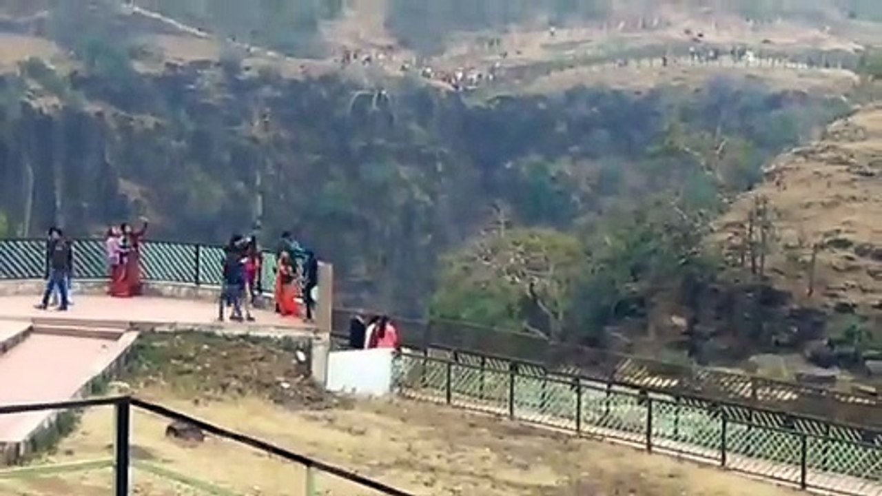 प्रकृति की सुंदरता को निहारने पातालपानी पहुंचे सैकड़ों लोग