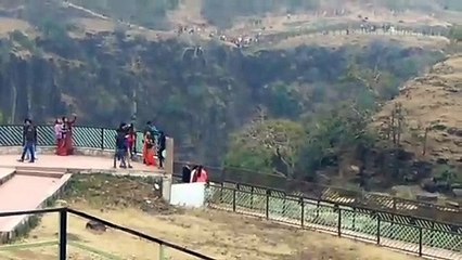 प्रकृति की सुंदरता को निहारने पातालपानी पहुंचे सैकड़ों लोग