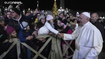 Le pape François s'énerve contre une femme lors du bain de foule du réveillon