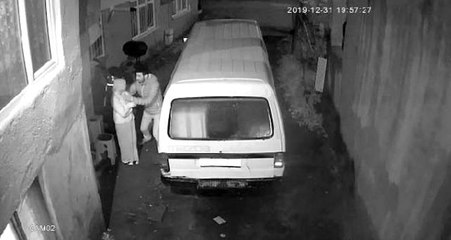 Gözü dönmüş sapık, kadını takip edip evinin önünde taciz etti