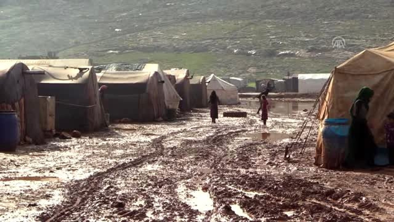 İdlib'de su ve çamur altında kalan kampta çaresiz bekleyiş sürüyor