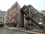 Siirt'te yıkılan bina yan yattı, yan binadaki vatandaşlar tahliye edildi