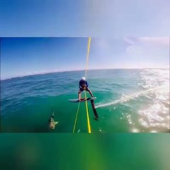 Así fue la aparatosa caída de un surfista tras tropezar con un tiburón