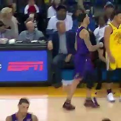 Este jugador de la NBA juega a los espías e intenta escuchar instrucciones que le dan a su rival