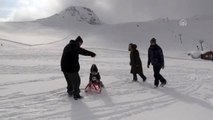 Kayak tutkunları bir çok ilden gelerek Hakkari'de kayak yaptı