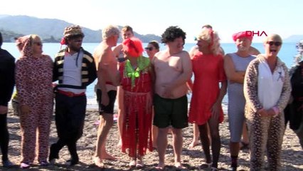 Muğla yeni yılı kostümlerle denize girerek kutladılar