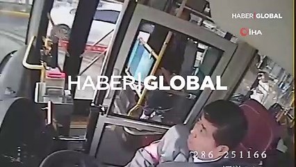 Otobüsü durdurup yaşlı adamı yolun karşısına geçirdi