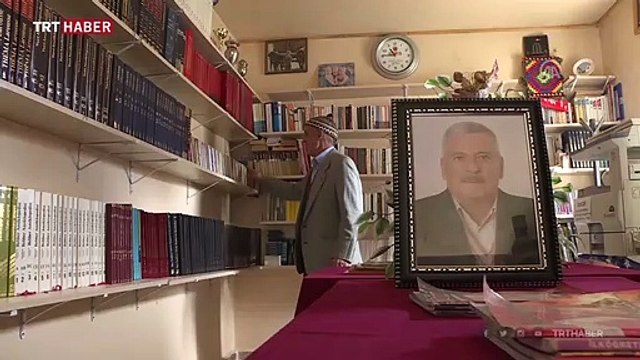 Kurduğu kütüphaneyi çocuklar üşümesin diye her gün ısıtıyor