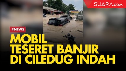 Mobil Terseret Arus Banjir di Ciledug Indah