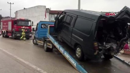Bursa-hafif ticari araçla minibüs çarpıştı 4 yaralı