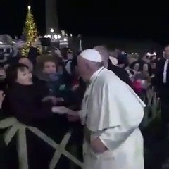 VIDEO / PAPA FRANCESCO STRATTONATO A SAN PIETRO: ARRIVANO LE SCUSE PER LA REAZIONE