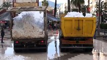 Antalya'da hayatlarında kar topu oynamayan çocuklar için ilçeye 7 kamyon kar getirildi