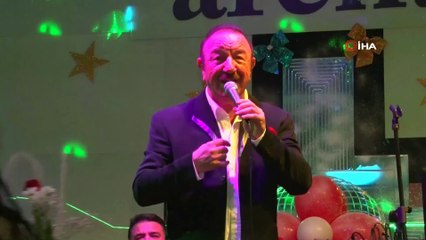 Nejat Alp 50. sanat yaşını sahnede kutladı