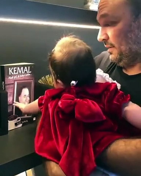Ali Sunal, kızının Kemal Sunal'ın fotoğrafını sevdiği anları paylaştı