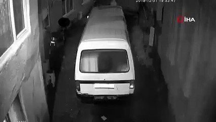 Markete giden kadına evinin önünde saldırdı! Sapık dehşeti kamerada