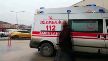 Minibüs ile hafif ticari araç çarpıştı: 1 yaralı
