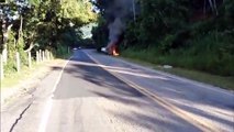 Carro pega fogo após capotar em Mimoso do Sul