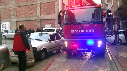 Elazığ'da 4 katlı binada çatı yangını