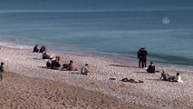 Güneşli havayı fırsat bilen vatandaşlar sahilleri doldurdu