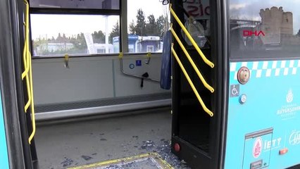 Zeytinburnu'nda durakta bekleyen otobüse başka bir otobüs çarptı: 15 hafif yaralı