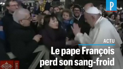 Скачать видео: Le pape François s'énerve contre une fidèle puis s'excuse