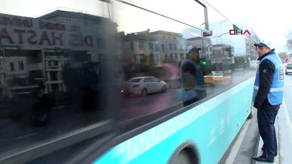 Zeytinburnu'nda durakta bekleyen otobüse başka bir otobüs çarptı 15 hafif yaralı