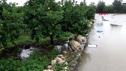 Erdemli'de göle dönen seralardaki sular tahliye ediliyor