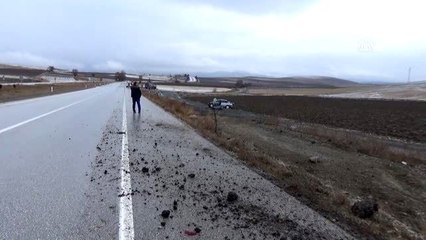 Cenaze törenine gidenleri taşıyan otomobil devrildi: 3 yaralı