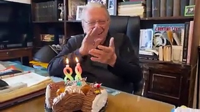 Κώστας Βουτσάς: Έκλεισε τα 88 και αυτό είναι το πιο συγκινητικό βίντεο που έχεις δει!