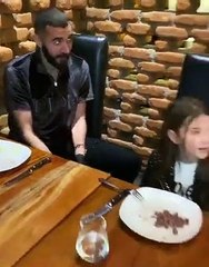 Karim Benzema s'offre son steak couvert de feuilles d'or