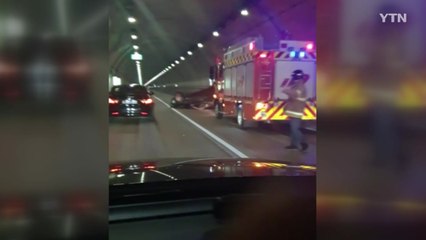 광주-원주고속도로 터널 안에서 승용차 전복...2명 다쳐 / YTN