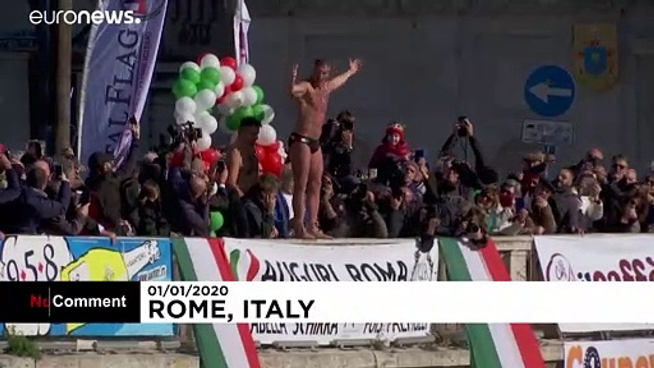 15 Meter tief in den Tiber: Neujahrsspringen in Rom