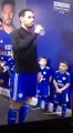 Este niño da una lección de modales al capitán de un equipo de la Premier League inglesa