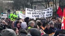Reforma das pensões: Oposição e sindicatos criticam obstinação de Macron
