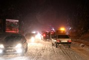 Kar Abant Tabiat Parkı yolunda trafiği etkiledi