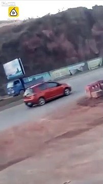 Ce camion échappe de justesse à un glissement terrain