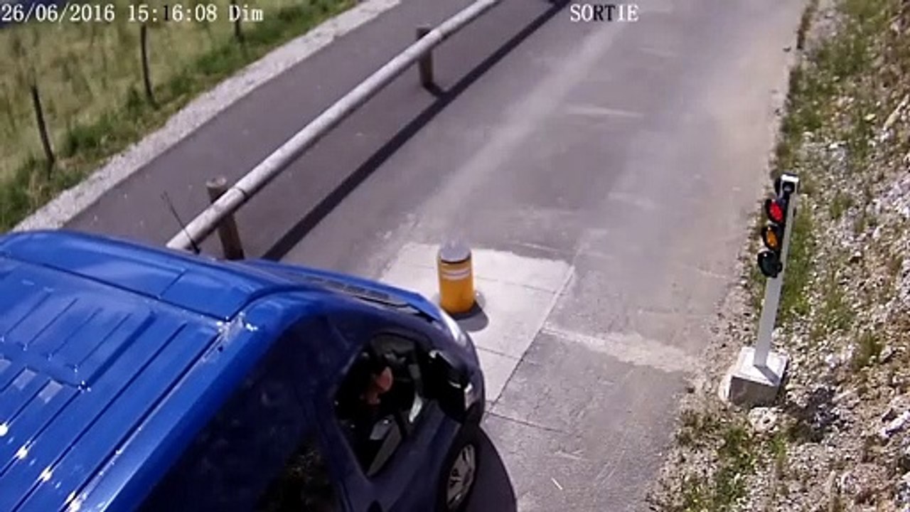 Ce conducteur n'a pas vu le plot au milieu de la route et va détruire son moteur