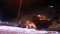 Karabük-Bartın yolunda etkili olan kar yağışı sürücüleri zorluyor