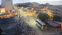Carro invade ponto de ônibus lotado em Guriri