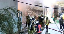 Arnavutköy'de kumaş fabrikasının depo bölümünde yangın çıktı