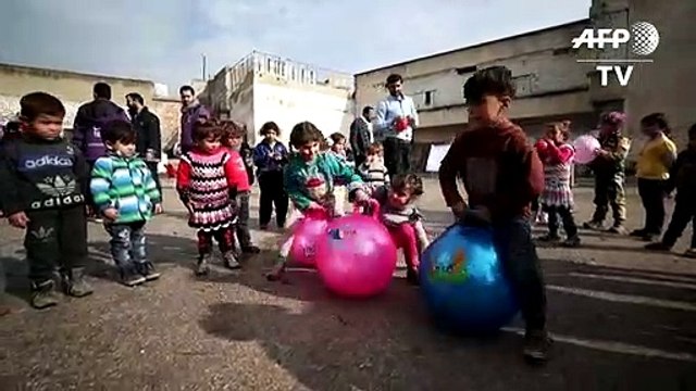 Une prison comme refuge pour des déplacés syriens à Idleb