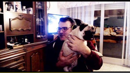 Youtuber Zick le da de comer una "chuche" a su perro Mollo