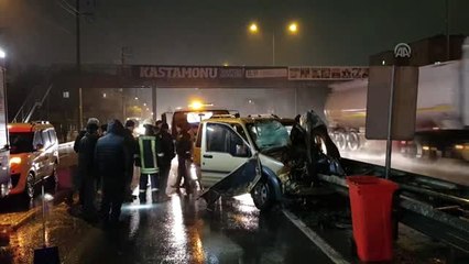 Kocaeli'de bariyerlere çarpan hafif ticari aracın sürücüsü ağır yaralandı