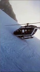 Este helicóptero rescata a un esquiador y casi roza la montaña con las hélices