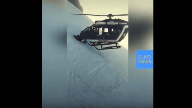 La impresionante maniobra de este piloto de helicópteros sobre los Alpes para rescatar a un montañista