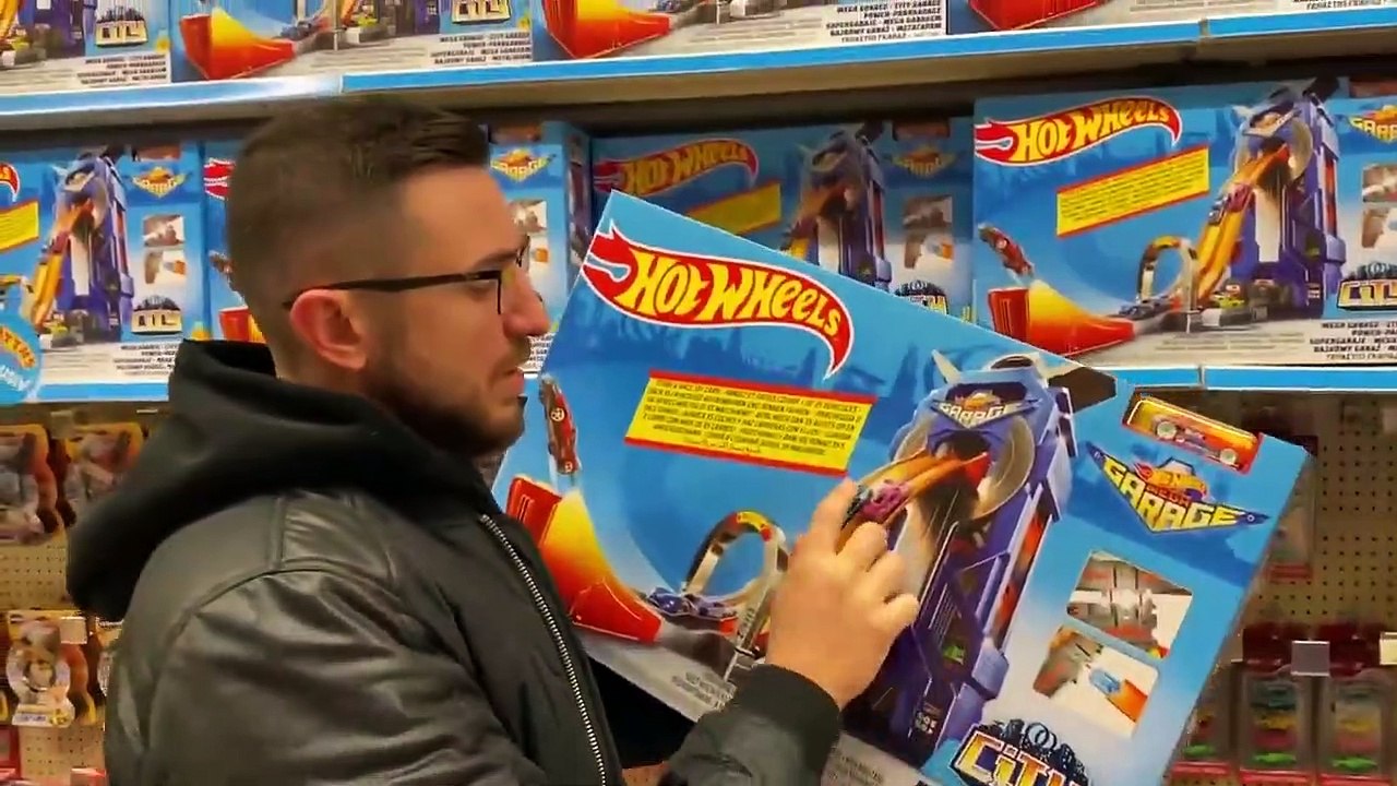 Mois kauft Geschenke für Kinderheime an Weihnachten