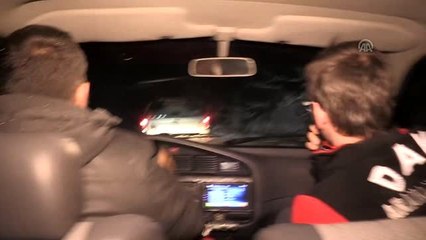 Düzce'de yaylada araçları kara saplanarak kalan 4 kişiye güçlükle ulaşıldı